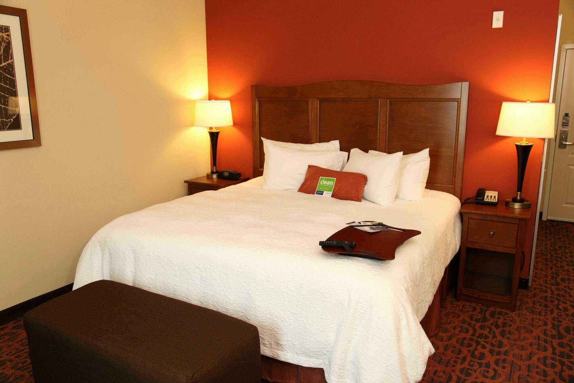 Hampton Inn & Suites Бастроп Номер фото